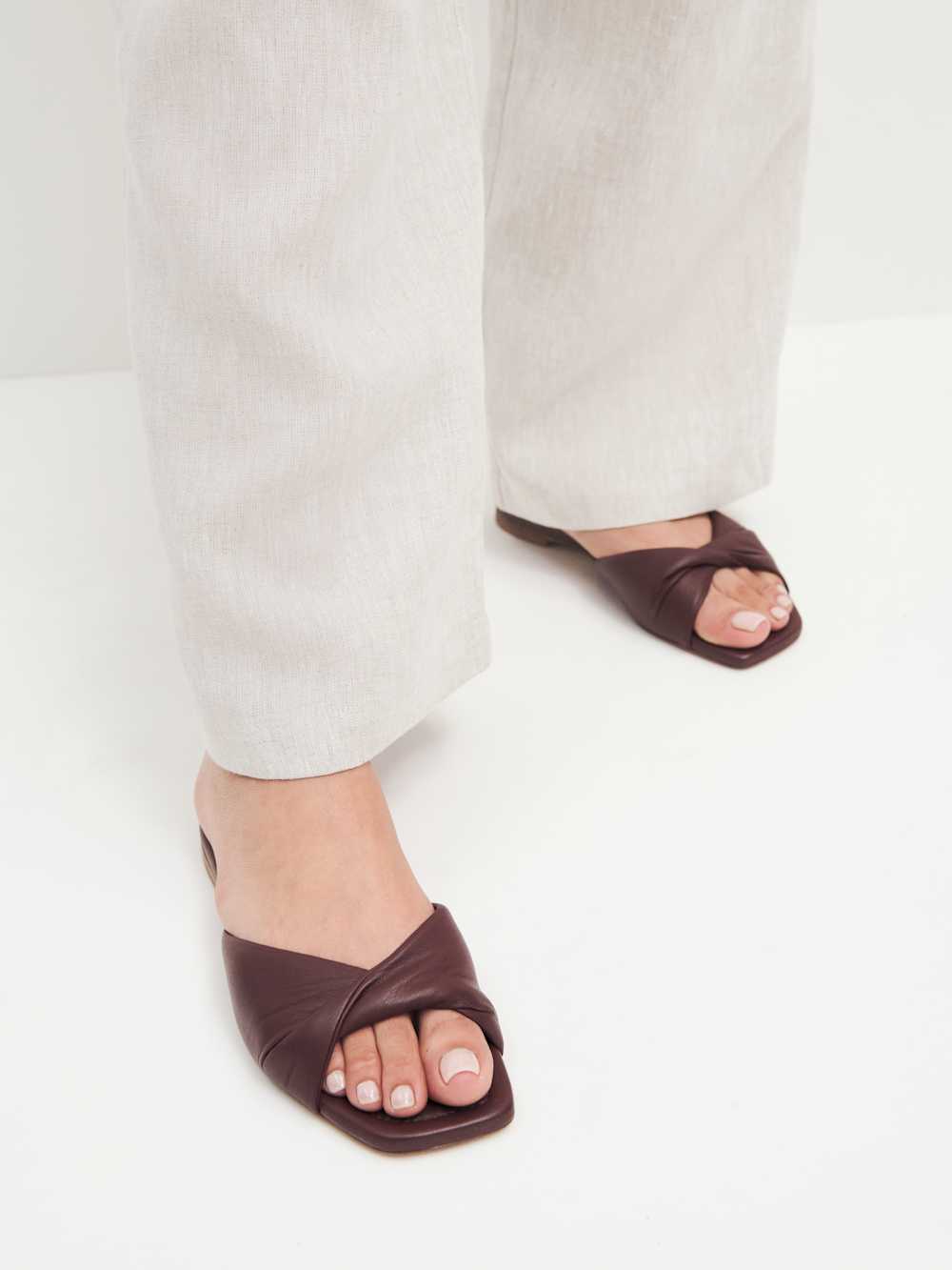 Reformation Mikki Twist Flat Sandal - Chestnut