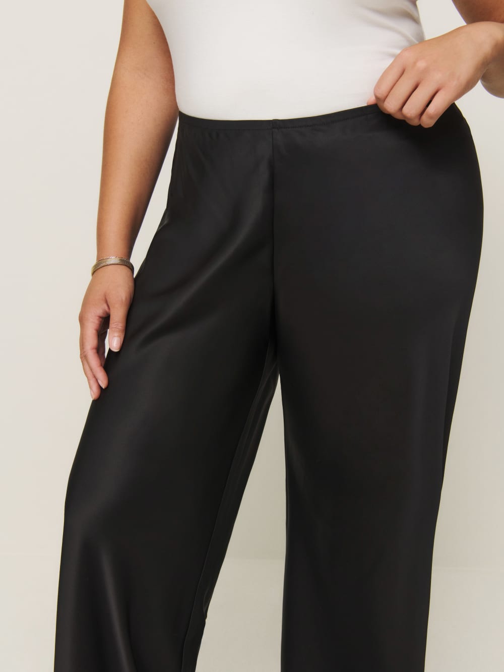 Reformation Gale Satin Mid Rise Bias Pant Es - Black